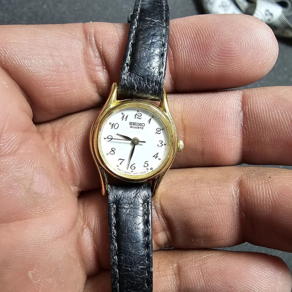 Seiko Ladies Quartz Watch Gold Tone White Dial 2Y01-0A10 For Parts Or Repair wat - Picture 1 of 7